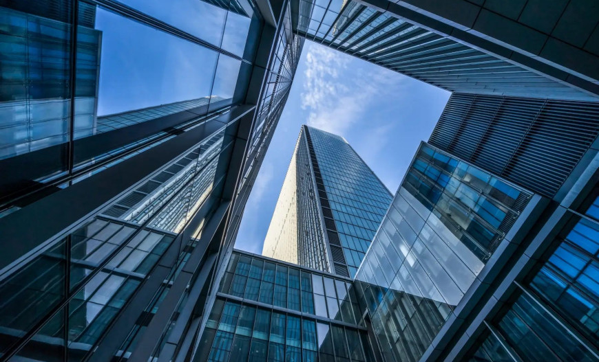 Jak powstaje nowoczesna fasada? Wyciskanie aluminium, design i ślad węglowy w praktyce